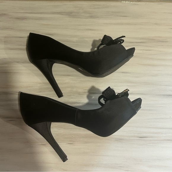 LE CHATEAU Satin Peep Toe Heels- Size 8 - Picture 7 of 8